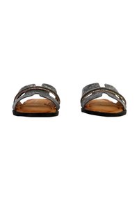 Graue Slip-On-Sandalen mit zwei breiten Riemen, die dekorative Metallketten-Akzente aufweisen, und einem braunen, konturierten Fußbett, auf einer schwarzen Sohle.