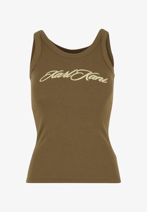 Olivgrünes, geripptes Tanktop mit breiten Trägern und abgerundetem Ausschnitt. Auf der Vorderseite befindet sich ein hellbeiges, kursives Logo.