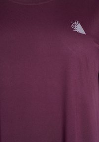 Bordeaux T-shirt met korte mouwen, gemaakt van een gladde, rekbare stof, met een witte diagonale lijn grafiek op het linker borstgebied.