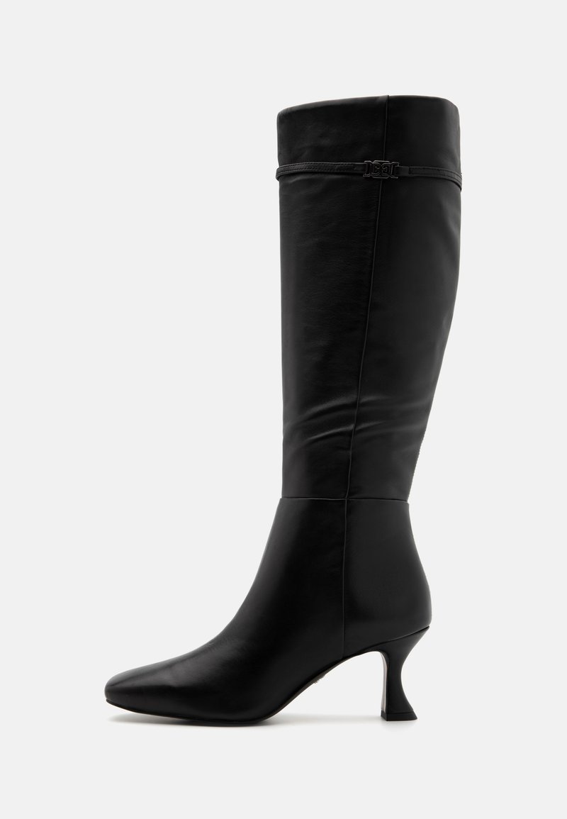 Botín de cuero negro hasta la rodilla con puntera afilada, tacón delgado y diseño minimalista, que cuenta con un zipper discreto y detalles de costura.