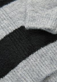Next RELAXED FIT SOFT TOUCH V-NECK  - Džemperis - grey black stripe
