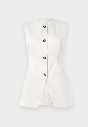 Weißer ärmelloser taillierter Weste mit vier schwarzen Knöpfen auf der Vorderseite und zwei horizontalen Eingrifftaschen auf weißem Hintergrund.