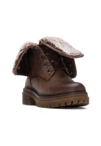 Botas de tobillo de cuero marrón con un cuello plegable forrado de piel sintética, punta redonda y suela de goma resistente con un profundo relieve. Diseño con cordones.