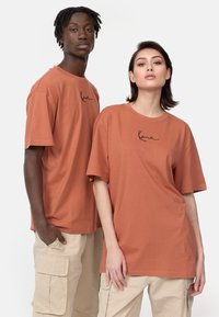 Karl Kani - SMALL SIGNATURE ESSENTIAL TEE UNISEX - Navadna majica - dark copper Miniaturna slika 1