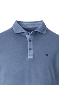 Koszulka polo w jasnym niebieskim odcieniu, wykonana z teksturowanej tkaniny, z klasycznym kołnierzykiem, trzema guzikami i małym logo na klatce piersiowej.