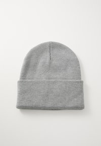 Gorro de malha cinza com uma dobra na bainha, apresentando uma textura suave e um design sem costuras. A cor cinza claro aumenta a versatilidade.