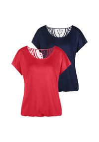 Zwei Kurzarm-T-Shirts: eines in Rot und eines in Marineblau, mit einem Spitzen-Ausschnitt-Design am Halsauschnitt und einer weichen, glatten Textur.