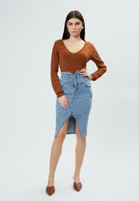 INFLUENCER V-NECK BASIC - Maglione - caramel