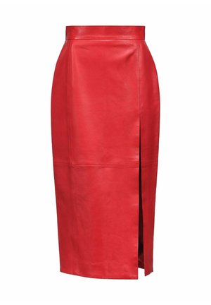 Czerwona skórzana spódnica midi o prostym kroju, z bocznym rozcięciem i gładką fakturą, podkreślonym przeszyciem oraz wysokim stanem.