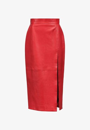 Czerwona skórzana spódnica midi o prostym kroju, z bocznym rozcięciem i gładką fakturą, podkreślonym przeszyciem oraz wysokim stanem.