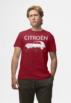 Červené bavlněné tričko s bílým potiskem siluety vozu Citroën a měřeními. Krátké rukávy a kulatý výstřih. Volný střih.