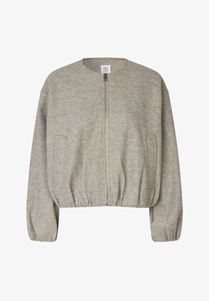 Chaqueta bomber gris, cortada, con cuello redondo, cierre delantero con cremallera y puños elásticos. Tejido texturizado con bolsillos laterales.