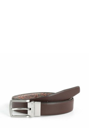 Brauner Ledergürtel mit glänzender, silberner rechteckiger Schnalle und gemustertem Innenfutter. Verfügt über eine glatte Textur und ein elegantes Design.