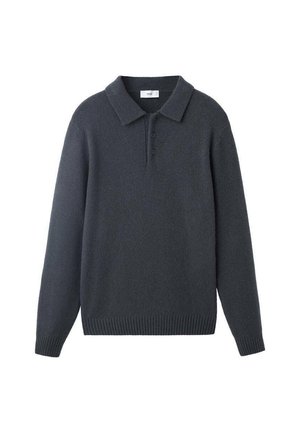 Suéter de pullover gris oscuro con una textura suave, que presenta un cuello con solapa, un frente de tres botones y puños y dobladillo acanalados.