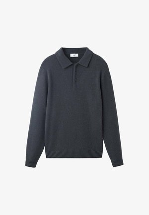 Suéter de pullover gris oscuro con una textura suave, que presenta un cuello con solapa, un frente de tres botones y puños y dobladillo acanalados.