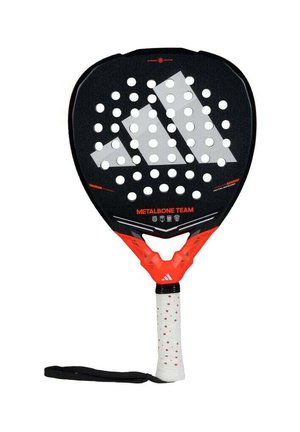 Padelracket met een zwart blad, witte perforaties en rode accenten. Handvat bedekt met een witte grip met rode stippen. Model: Metalbone Team.