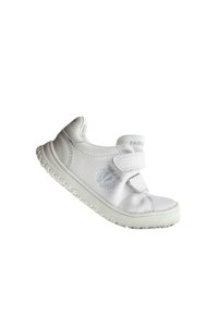 Zapatillas blancas para niños con un upper de cuero suave, dos correas de Velcro ajustables, una suela de goma texturizada y un sutil bordado decorativo.