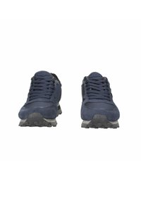 Scarpe da ginnastica blu navy con tomaia in camoscio, design con lacci e suola in gomma testurizzata. Presentano accenti sobri e punta arrotondata.