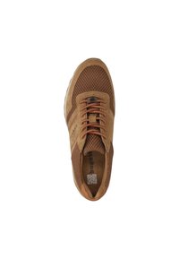 Brauner Sportschuh mit einem Obermaterial aus Mesh, Wildlederakzenten, Gummisohle und orangenen Schnürsenkeln. Enthält einen QR-Code im Inneren.