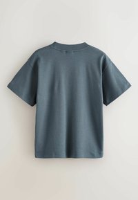 Granatowa koszulka z krótkim rękawem, wykonana z miękkiego materiału, z okrągłym dekoltem i luźnym krojem o gładkiej fakturze.