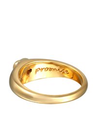 Zlati prstan z gladko, polirano površino in ukrivljeno obliko. Notranja gravura z obliko srca in besedo "obljuba." Krožna oblika.