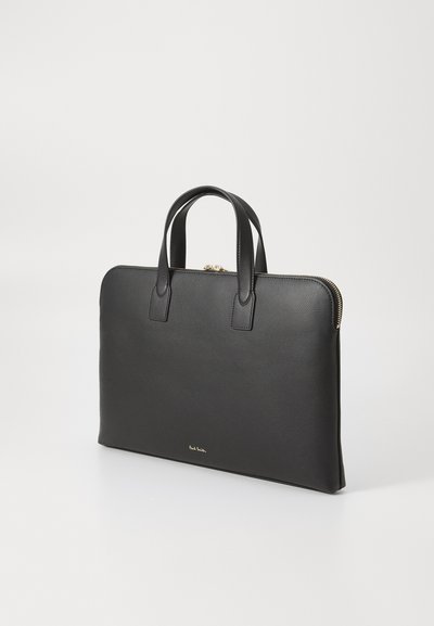 Mala para laptop em couro preto com alças duplas e fecho com zíper. Apresenta uma textura suave e um discreto logotipo em relevo na frente.