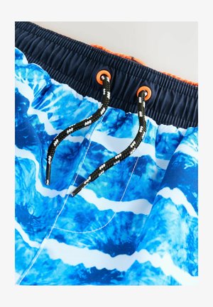 Pantaloni scurți de baie albaștri cu modele de valuri, talie elastică, gauri portocalii și șnur negru cu accente albe. Material fin și ușor.