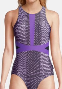 Maillot de bain violet et noir avec un motif hexagonal texturé, un col montant et un dos nageur, fabriqué en matériau lisse et extensible.