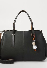 Svart texturerad handväska med två långa handtag, avtagbar axelrem och dekorativa pärlor. Har en slät ljusbrun detalj på sidan.