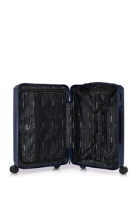 Námořnický tvrdý kufr na kolečkách. Interiér má černé podšívky s bílým pruhovaným vzorem, kapsu na zip a křížové popruhy pro zabezpečení předmětů.