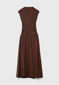 Ruskea, hihaton mekko, jossa on istuva yläosa ja kerättyjä yksityiskohtia, virtaamassa liehuvaan hameeseen; valmistettu pehmeästä, teksturoidusta kankaasta.