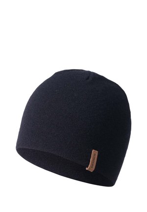 Czarna dziana czapka typu beanie o gładkiej fakturze, zaokrąglonym kształcie i małej brązowej skórzanej metce z boku.