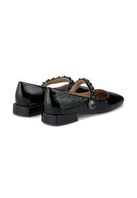 Ballerines en cuir verni noir avec un bout pointu et un petit talon carré. Présentent des perles décoratives le long de la sangle et une finition texturée.