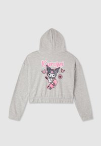 Hoodie cropped in grigio chiaro con grafica del personaggio Kuromi che fa skateboard e dettagli rosa sul retro, su uno sfondo semplice.