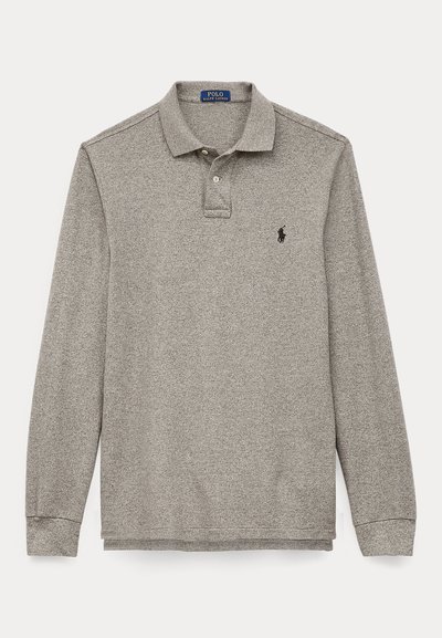 Polo tričko s dlhým rukávom v sivom melíre, s golierom, dvoma gombíkmi a malým vyšitým logom na ľavej strane hrude.