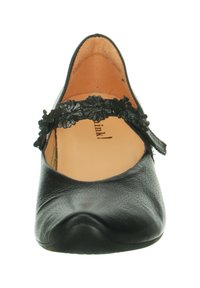 Schwarze Leder-Mary-Jane-Schuhe mit abgerundeter Zehe, floralem Riemen und strukturiertem Obermaterial. Das Innere verfügt über eine beige Innensohle mit Logo.