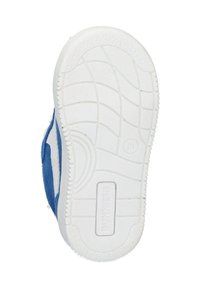 Blauwe suède schoen met een witte rubberen zool. Bevat een gestructureerd loopvlakpatroon, versterkte randen en een gegraveerd merk op de zool.