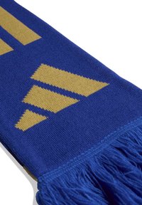 Blå strikket tørklæde med gyldne trekantede mønstre og frynsede kanter, lavet af blødt materiale, der fremhæver en dristig designkontrast.