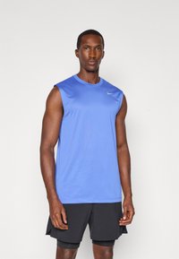 Blaues ärmelloses Sportshirt aus glattem Stoff, mit rundem Halsausschnitt und einem kleinen Logo auf der linken Brustseite.