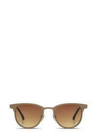 Lunettes de soleil avec une monture en métal beige mat, des verres dégradés marron, une forme de cat-eye aiguë et des coussinets de nez transparents pour le confort.