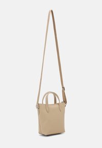 Borsa a tracolla beige con una forma strutturata, doppio manico superiore e una tracolla removibile. Realizzata in materiale sintetico liscio, presenta cuciture minime.