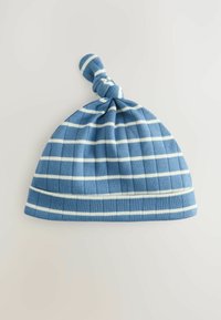Chapeau rayé bleu en tissu doux, avec un nœud sur le dessus et une texture côtelée avec des rayures blanches partout.