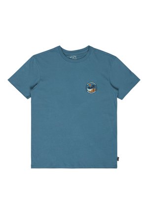 Niebieski t-shirt z krótkim rękawem i okrągłym dekoltem, z małym okrągłym logo przedstawiającym zachód słońca, palmę i fale oceanu po lewej stronie na piersi.