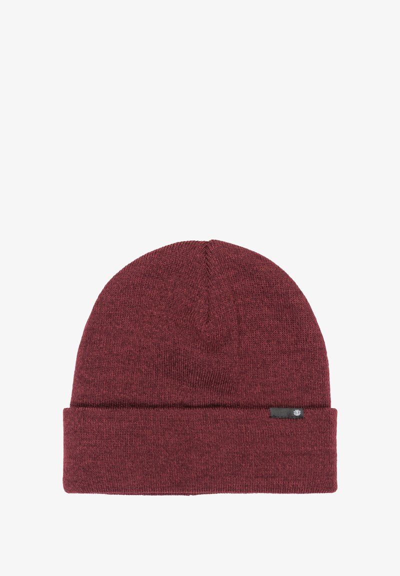 Beanie en tricot bourgogne avec un revers, texture lisse et petite étiquette logo noire sur le côté.