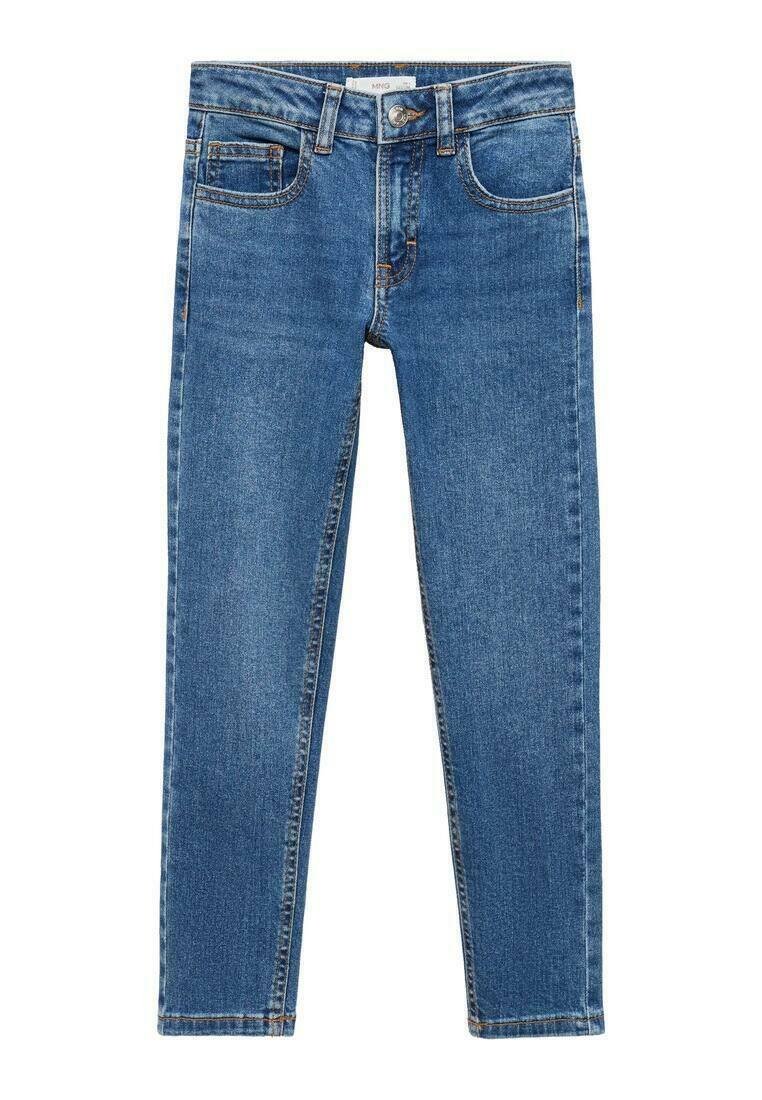 Plave traperice s klasičnim dizajnom od pet džepova, prednjim zatvaranjem na gumb i suptilnim šavnim detaljima. Slim-fit kroj s ravnim nogavicama.