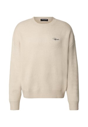 Beige strikket sweater med rund halsudskæring, ribstrikkede manchetter og bund, med en lille broderet logo på venstre side af brystet.