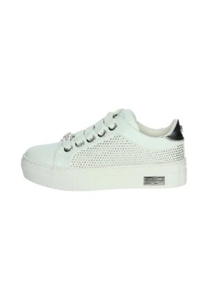 Sneaker bianco basso con borchie metalliche argento sul lato, suola spessa, linguetta del tallone argento e lacci grandi ad anello.