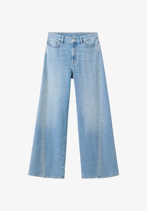 Vaqueros de pierna ancha azul claro con líneas verticales tachonadas a lo largo de las costuras exteriores y diseño clásico de cinco bolsillos.
