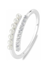 Anello in argento con un design curvato, impreziosito da tre perle bianche da un lato e da una fila di gemme trasparenti dall'altro. Texture liscia.