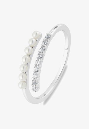 Bague en argent au design courbé, ornée de trois perles blanches d'un côté et d'une rangée de pierres précieuses transparentes de l'autre. Texture lisse.